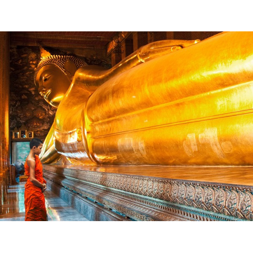 Praying the reclined Buddha, Wat Pho,...