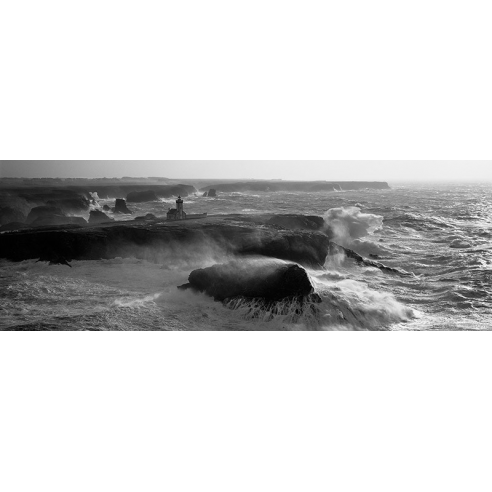 Phare des Poulains lors d'une tempête